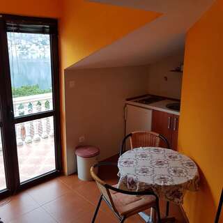 Гостевой дом Apartments Lucic Котор Двухместный номер с 1 кроватью или 2 отдельными кроватями и видом на море-4