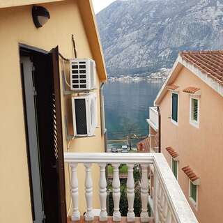 Гостевой дом Apartments Lucic Котор Двухместный номер с 1 кроватью и балконом (для 2 взрослых и 1 ребенка)-6